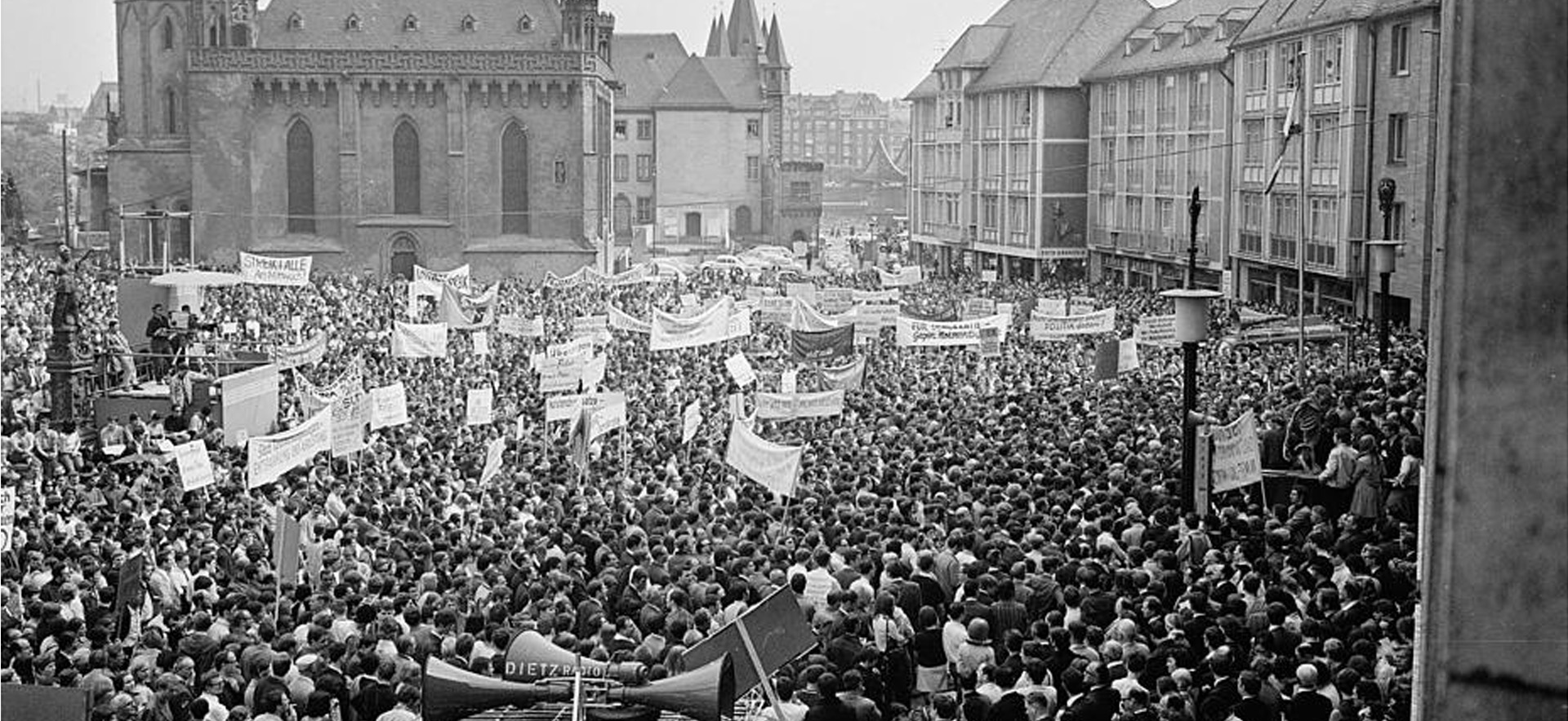 Die große Kundgebung gegen die Notstandsgesetze am 1. Mai auf dem Römerberg. Foto: Institut für Stadtgeschichte, Image via: fr.de