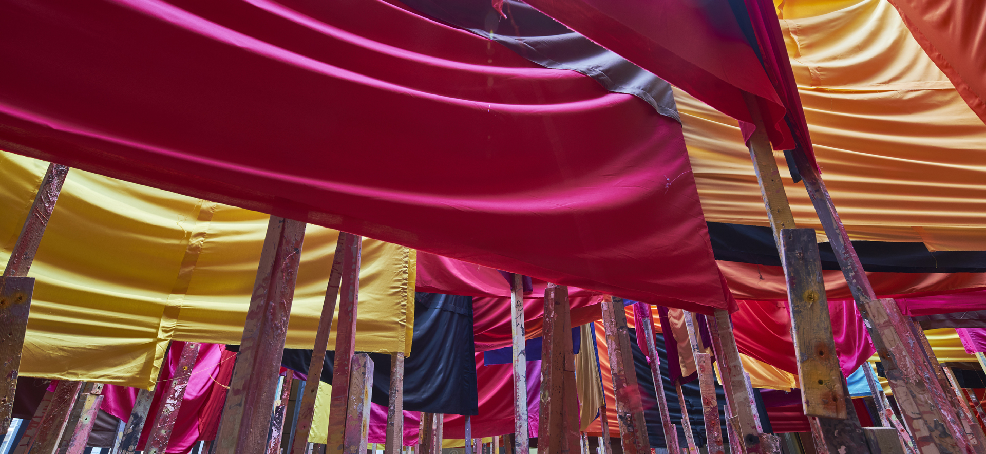 Phyllida Barlow, Untitled: 100banners2015, 2015, Installationsansicht "Power to the People. Politische Kunst jetzt", © Schirn Kunsthalle Frankfurt 2018, Foto: Norbert Miguletz