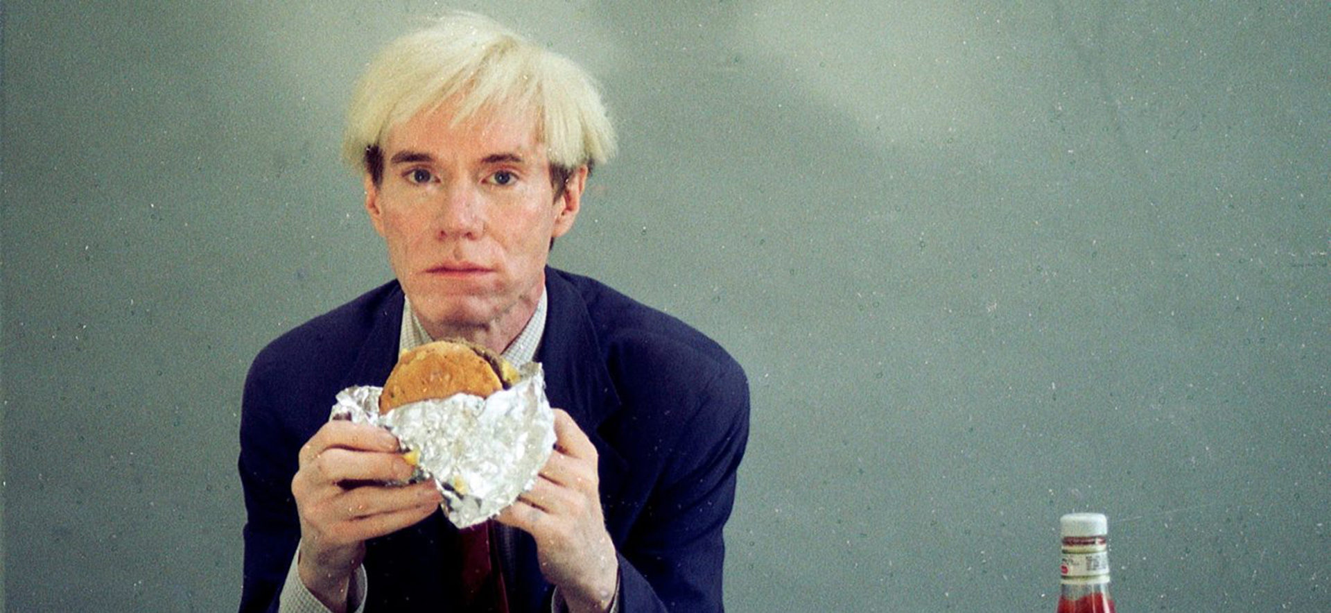 Andy Warhol isst einen Burger, Image via guim.co.uk