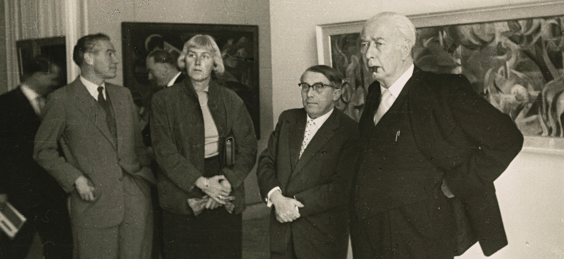 Bundespräsident Theodor Heuss auf der ersten documenta, links neben ihm: Arnold Bode documenta, 1955 © documenta archiv, Foto: Erich Müller