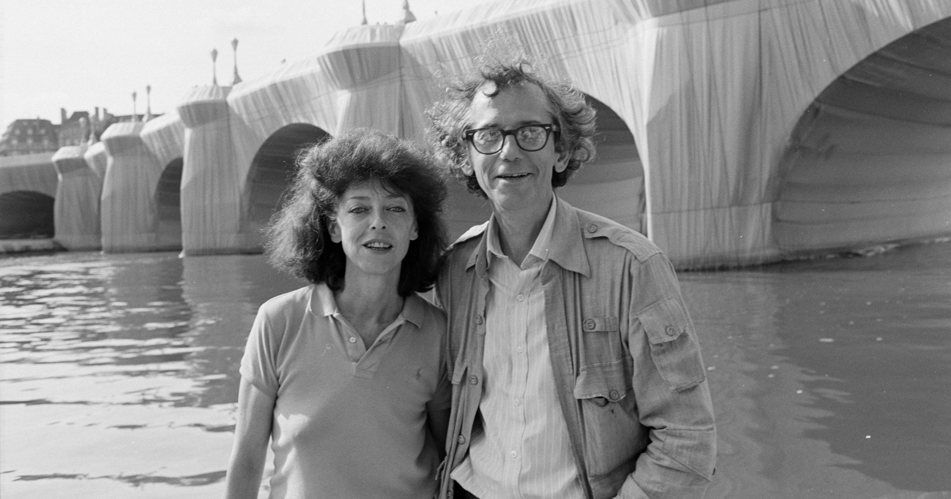 Christo und Jeanne-Claude, Porträt des Paares bei der Arbeit: Pont Neuf verhüllt, paris, 1975-85, Credit: Wolfgang Volz/laif