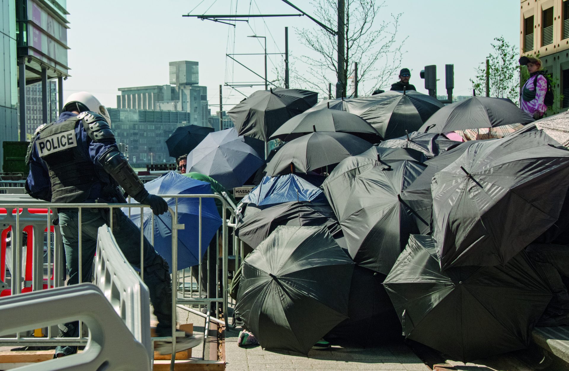 Aernout Mik, Threshold Barriers, 2022, film still, © Aernout Mik, Courtesy of the artist and carlier | gebauer, Berlin/Madrid