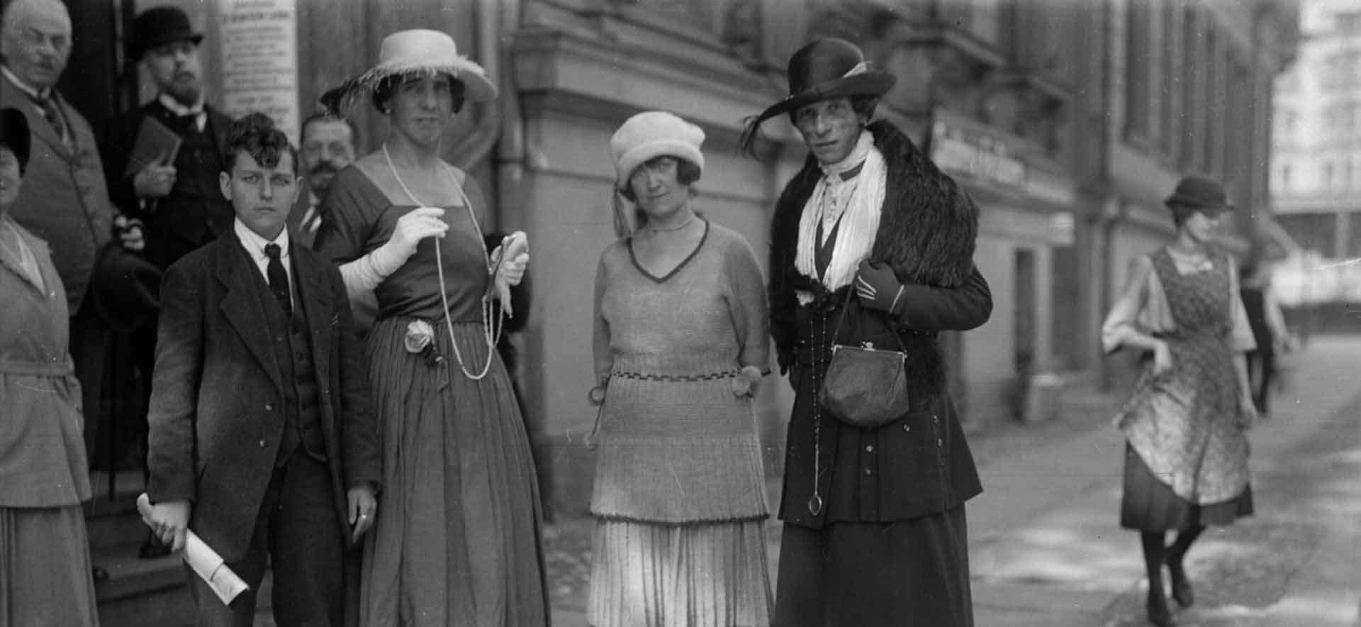 Detail: „Transvestiten vor dem Eingang 
des Instituts für Sexualwissenschaft“, Berlin 1921, Foto: Willy Römer