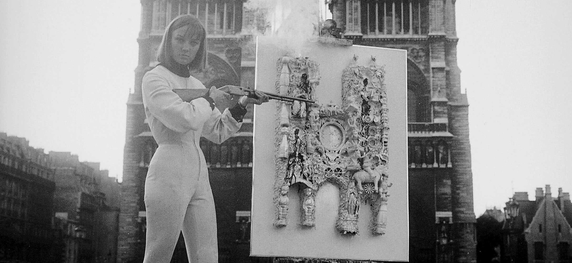 Detail: Niki de Saint Phalle bei der 800-Jahr-Feier von Notre-Dame in Paris 
mit einer Schießaktion, 1963, Foto ©Dalmas / SIPA, Werk © 2023  Niki Charitable Art Foundation / Adagp, Paris