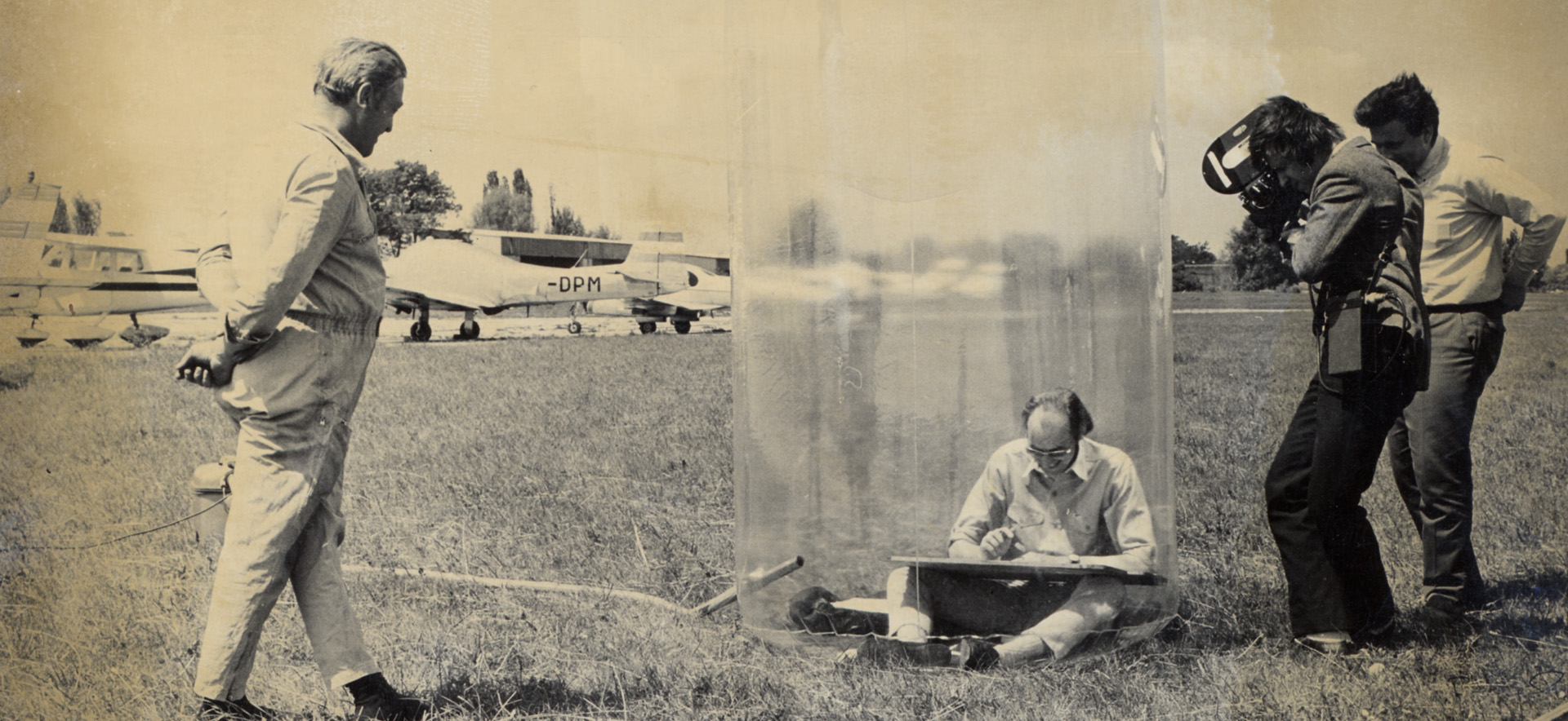 Detail: Hans Hollein, Eben gelandet. Hans Hollein in seinem mobilen Büro, 1969 © ORF, Courtesy Sammlung Generali Foundation – Dauerleihgabe am Museum der Moderne Salzburg, © Privatarchiv Hollein