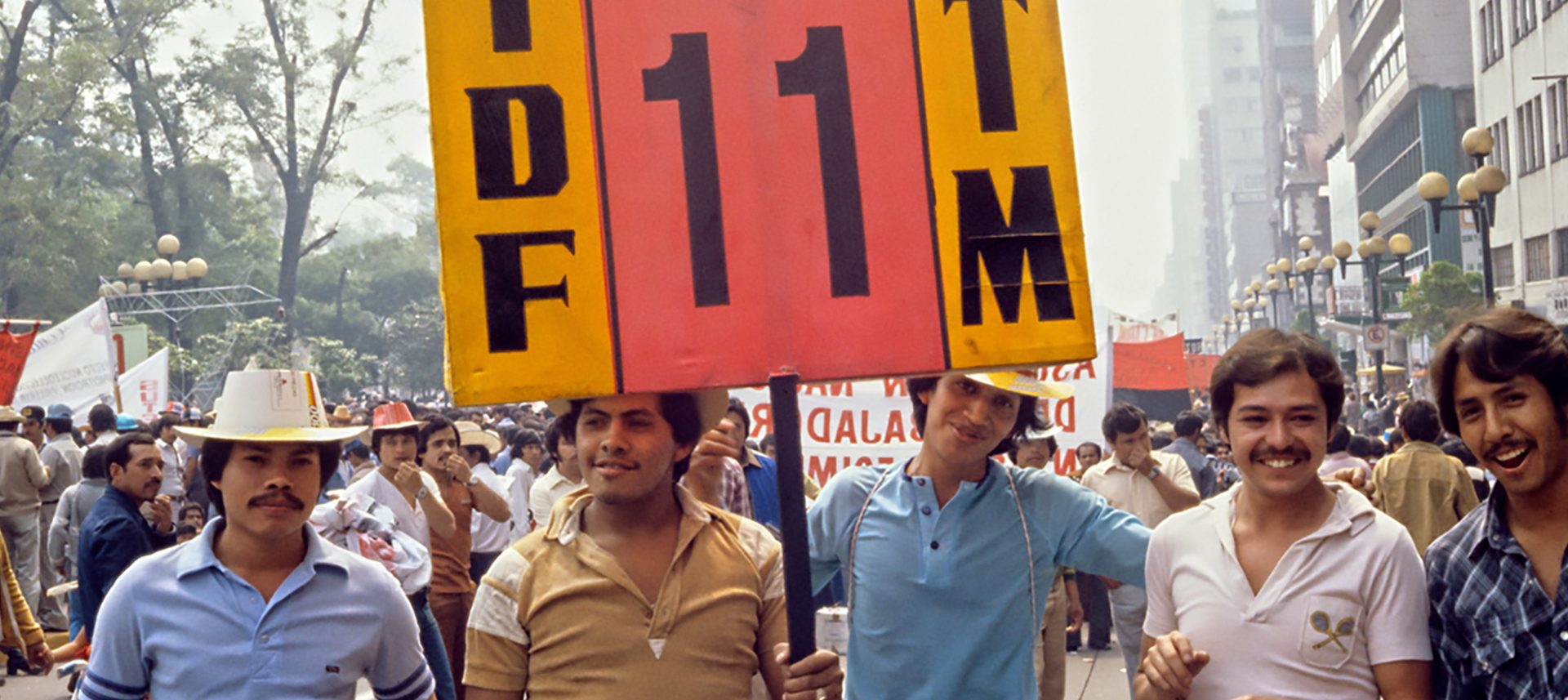 Detail: Martha Rosler, "Untitled 1", aus der Serie "May Day, Mexico, D. F., 1981", 1981, Farbfotografien, Courtesy: The Artist, Galerie Nagel Draxler Berlin / Köln / München