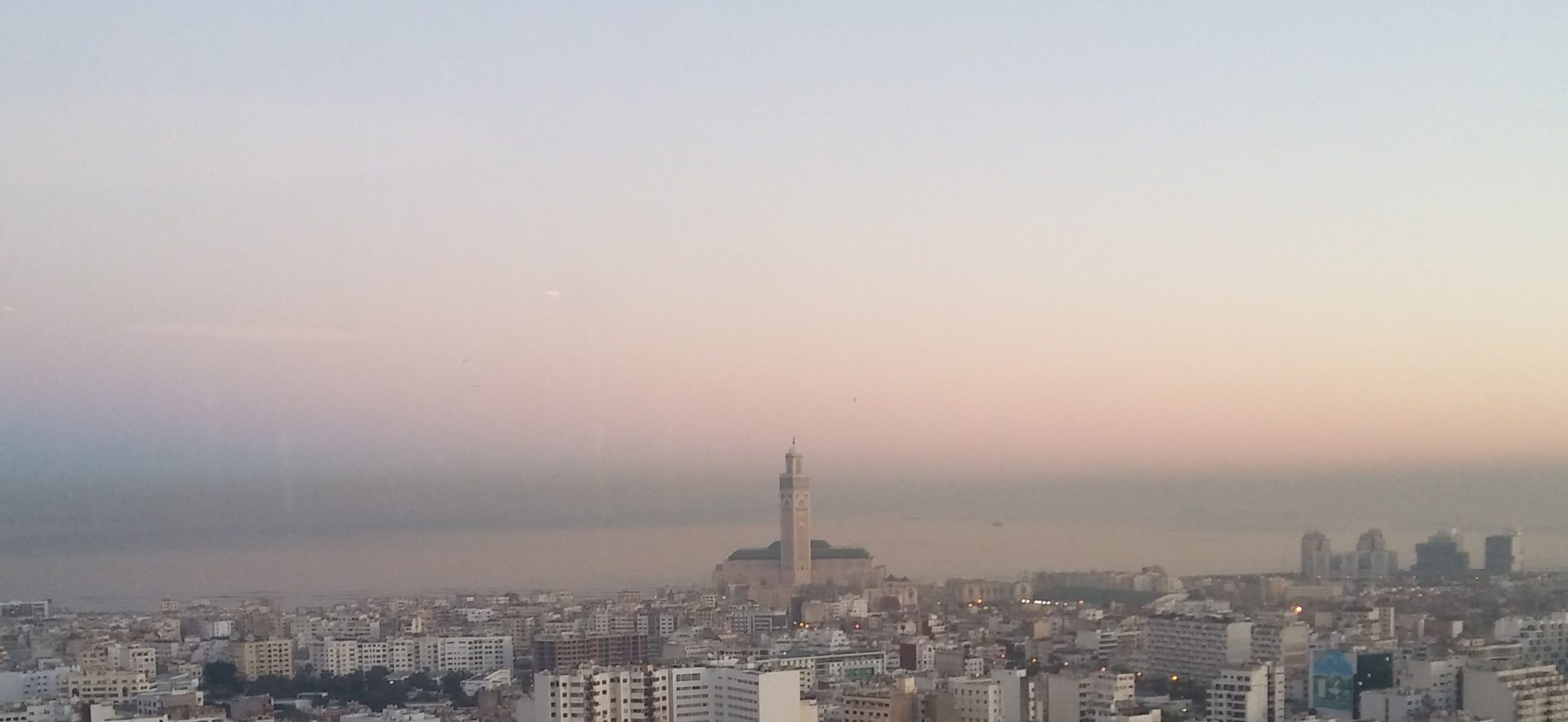 Detail: Sonnenaufgang in Casablance mit der Hassan II. Moschee im Hintergrund. Das Bild wurde vom Kenzi Tower Hotel in den Twin Towers von Casablanca aufgenommen, 2019, Foto: SpreeTom